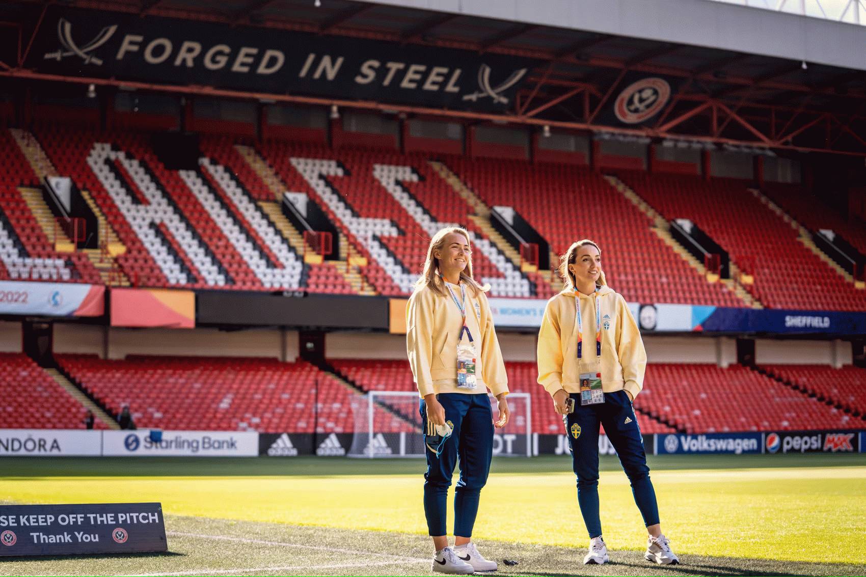 Magdalena Eriksson och Kosovare Asllani pa matcharenan Bramall Lane i Sheffield.