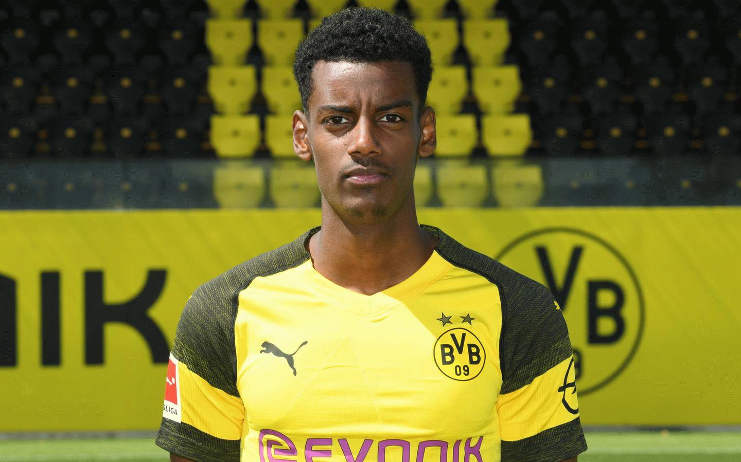 Innan dess spelade han i tyska Borussia Dortmund