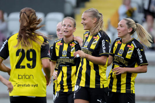 Anna Anvegård firar sitt debutmål i Häcken