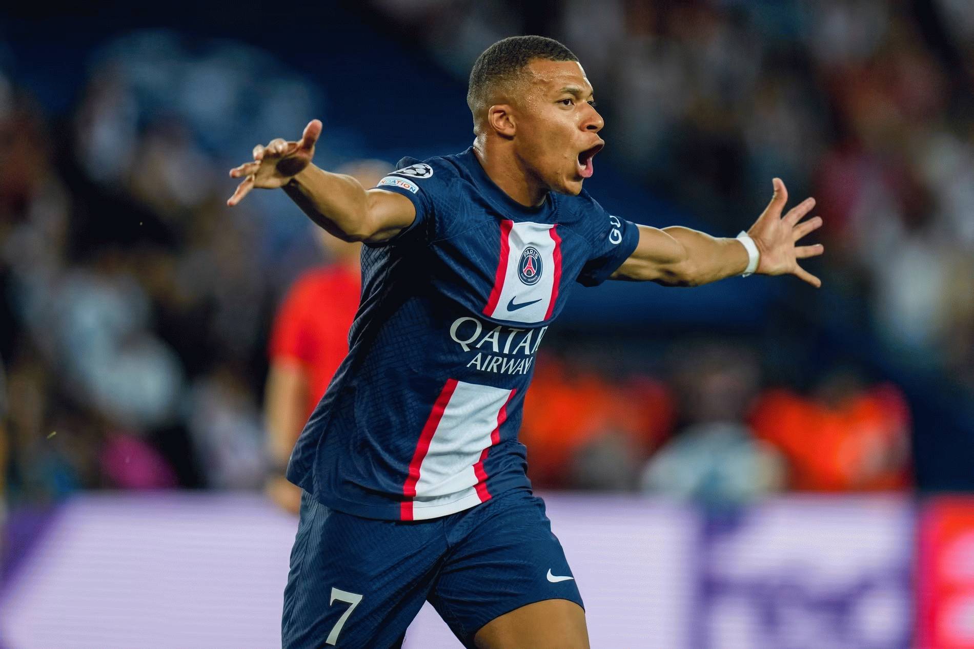 Mbappé flyger