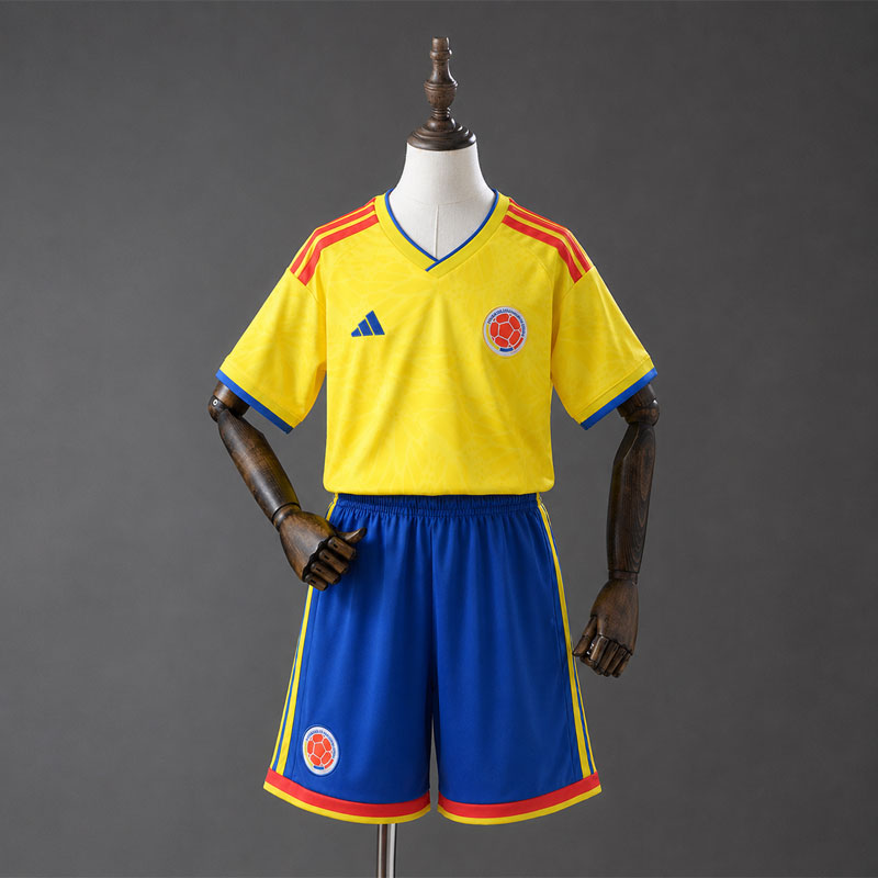 Colombia hemmaställ barn 2026 - gul fotbollströja och blå shorts