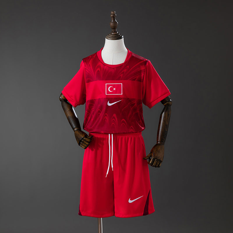 Turkiet hemmatröja barn 2026 - röd tröja och shorts
